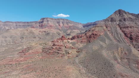 una amplia vista aérea de la mesa del cañón virgen