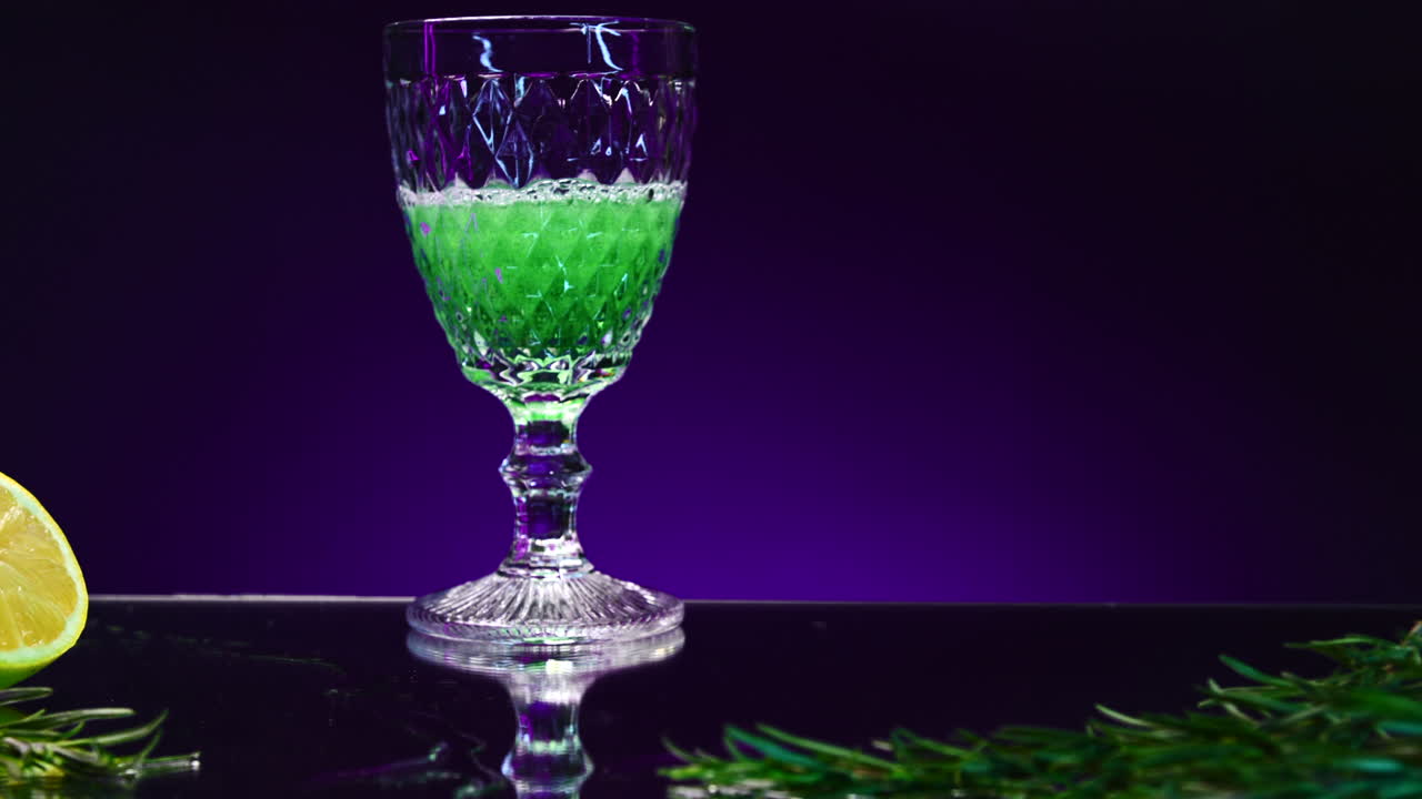 로즈마리 와 레몬 이 들어 있는 초록색 테일