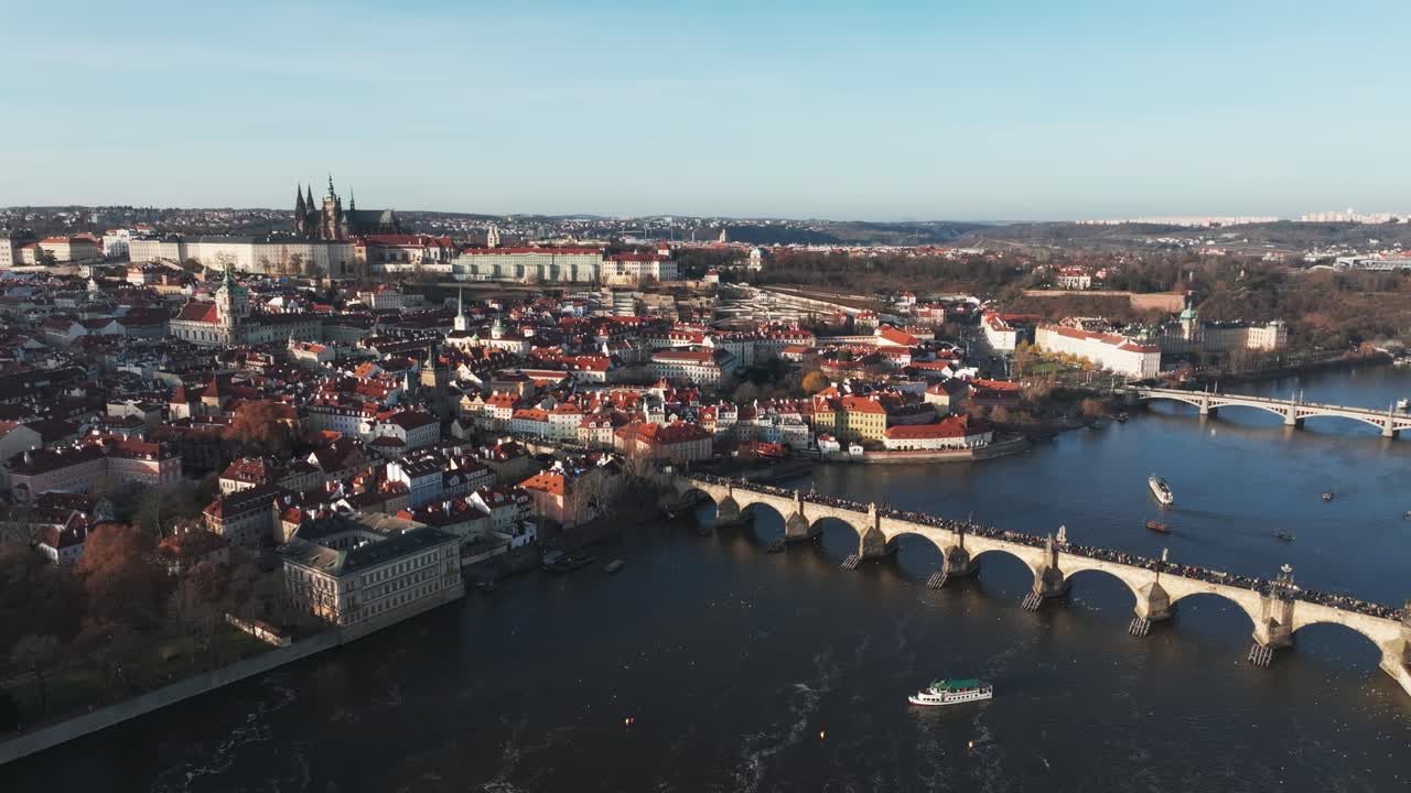 Volando sopra il fiume Moldava e il Ponte Carlo nella città di Praga, Repubblica Ceca.