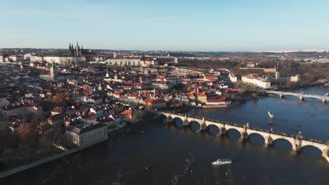 Volando-Sobre-El-Río-Vltava-Y-El-Puente-De-Carlos-En-La-Ciudad-De-Praga,-República-Checa