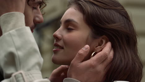 una pareja feliz disfrutando de una cita romántica al aire libre. hombre y mujer tocándose.