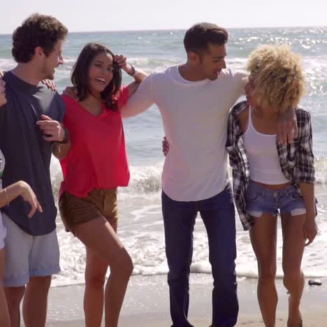 jovenes en la playa