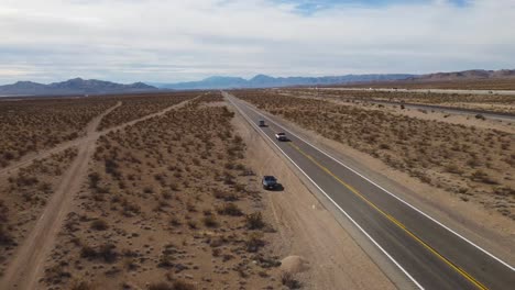 carretera en un paisaje desértico, vista aérea, clima seco en el suroeste de estados unidos