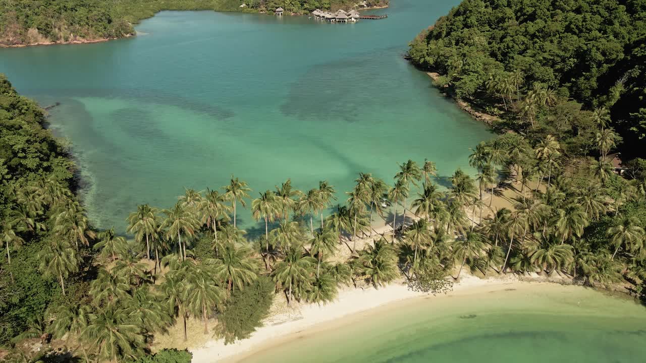 islas tropicales unidas por una playa de arena con cocoteros
