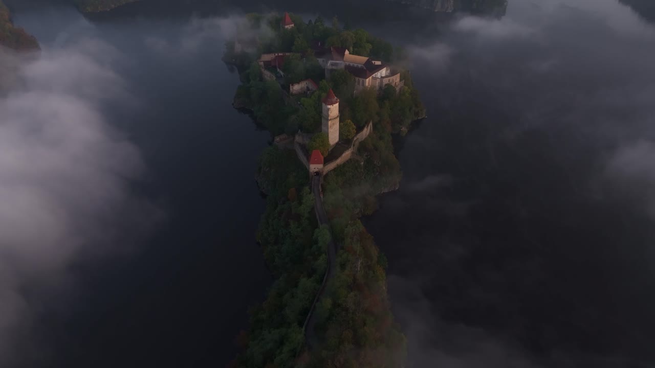 Vista aerea del Castello di Zvikov con il fiume Moldava all'alba nella Boemia Meridionale