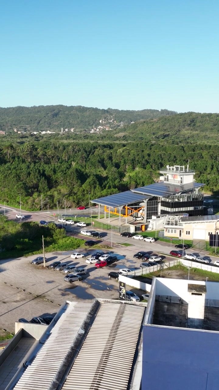 Painéis solares em um centro de tecnologia de energia renovável em Florianópolis, Santa Catarina, Brasil. Vista aérea. Vídeo vertical