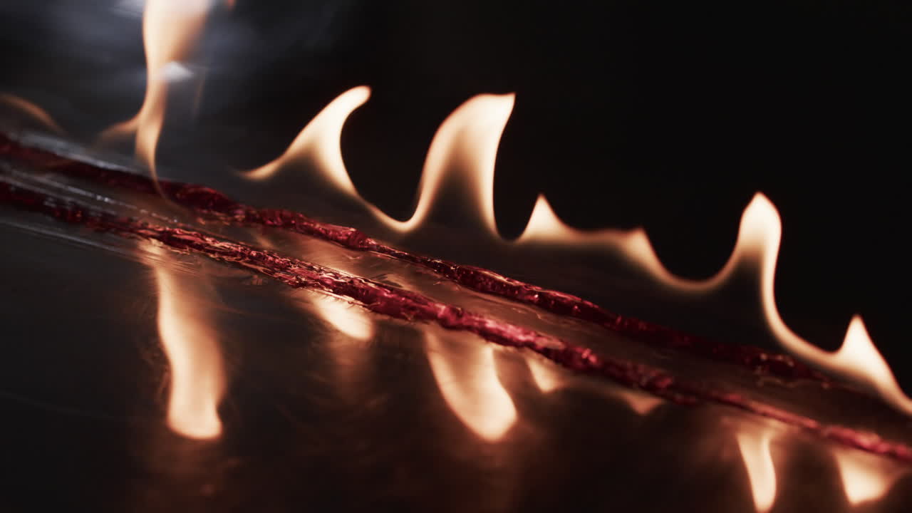 видео желтого огненного пламени и копирование пространства на черном фоне