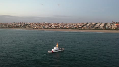 Coastguard-Ship-Navigates-Near-Manhattan-Beach-Downtown-In-California,-USA