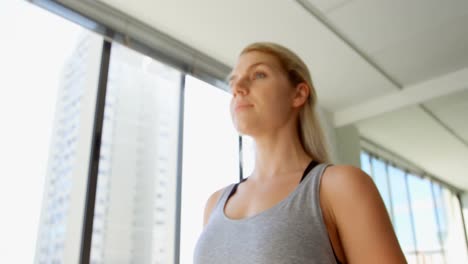 mujer haciendo ejercicio en el gimnasio 4k