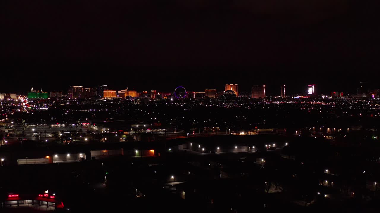 toma aérea super amplia de la franja de las vegas en la noche