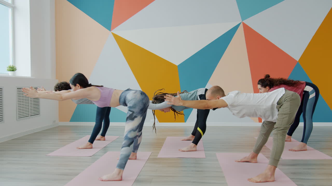 clase de yoga en grupo