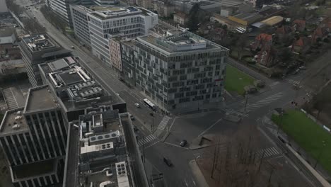 Vogelperspektive-Auf-Den-Pariser-Stadtbezirk-Mit-Gebäuden-Und-Autoverkehr-In-Frankreich