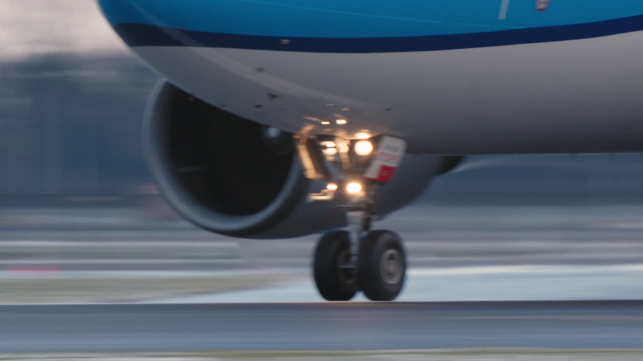 Primo piano del carrello di atterraggio di un aereo commerciale in pista