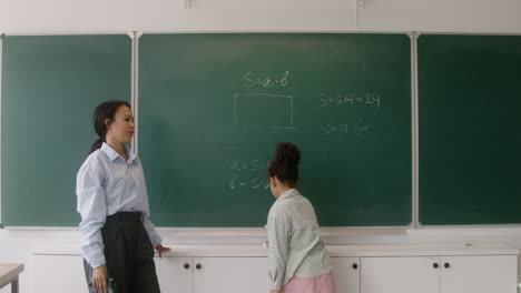 칠판에 교사와 학생입니다.