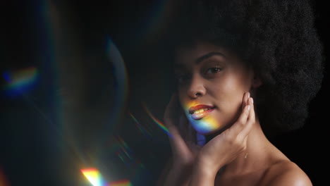 retrato multicolor hermosa mujer afroamericana tocando el cuerpo con la mano acariciando suave cuidado de la piel saludable tez disfrutando de la belleza natural perfecta buscando confianza en el fondo negro