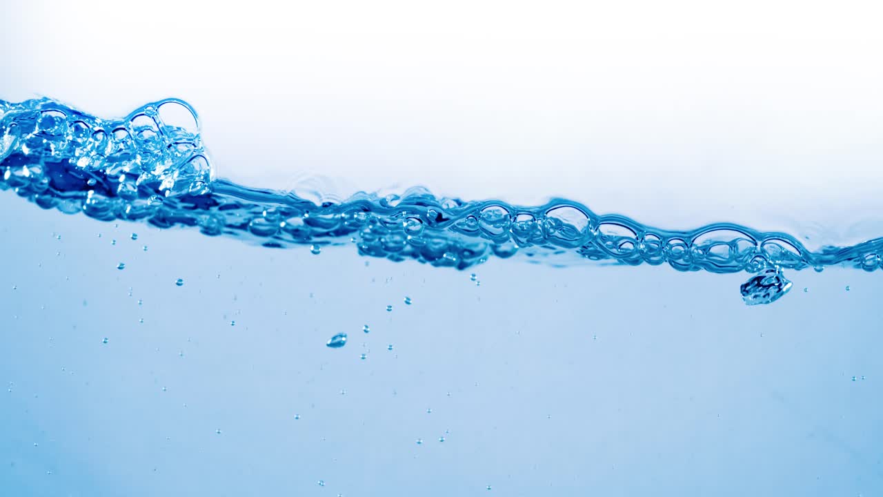 물 속의 많은 거품이 가까이에서, 느린 움직임의 거품과 함께 추상적인 물 파동