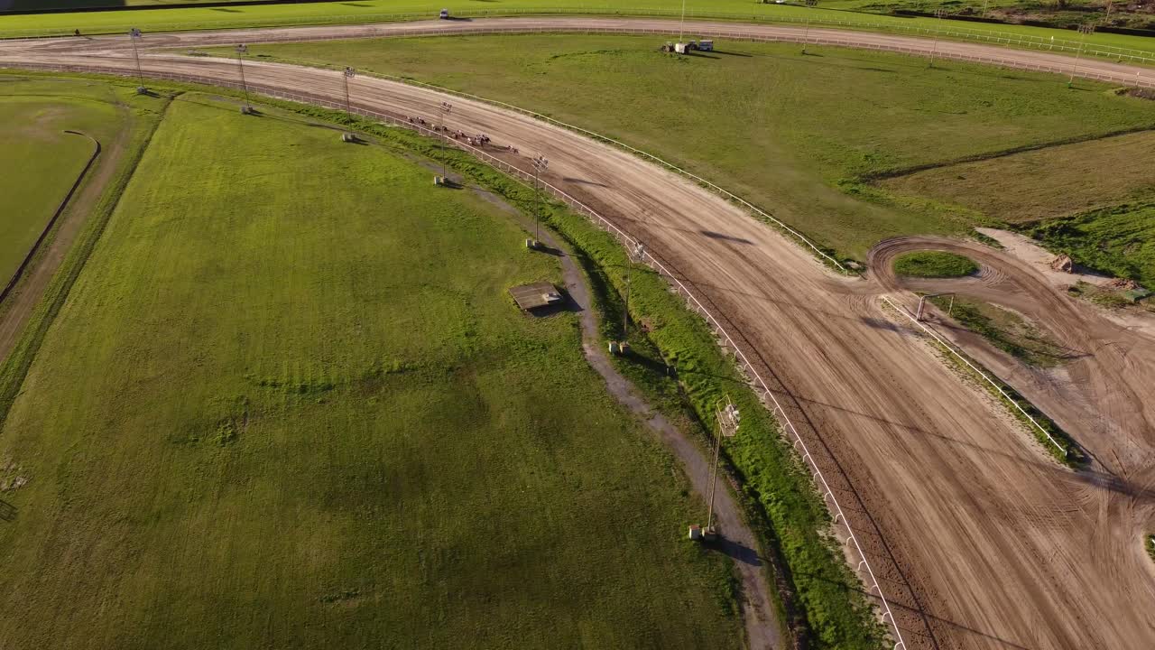 vista aérea de la carrera de caballos en el hipódromo de san isidro buenos aires, argentina