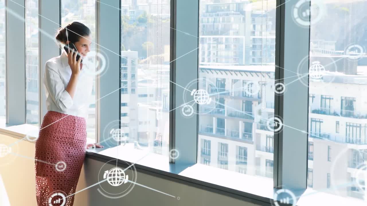 스마트폰을 사용하는 백인 사업가 여성에 대한 아이콘과의 연결 네트워크의 애니메이션