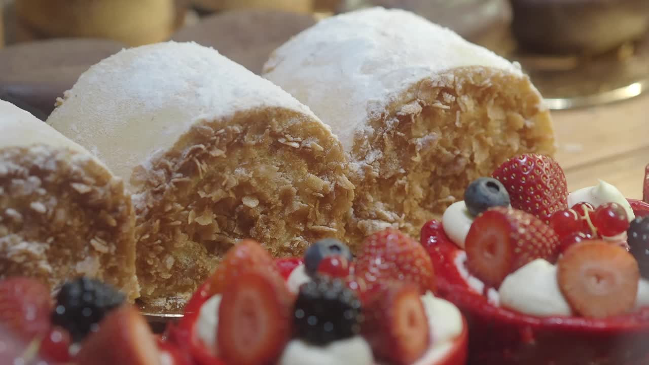 Selezione di dolci e crostate ai frutti di bosco