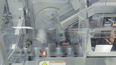 proceso de envasado automatizado en una fábrica moderna