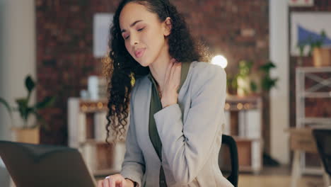 Mujer-Con-Dolor-De-Cuello-En-El-Trabajo