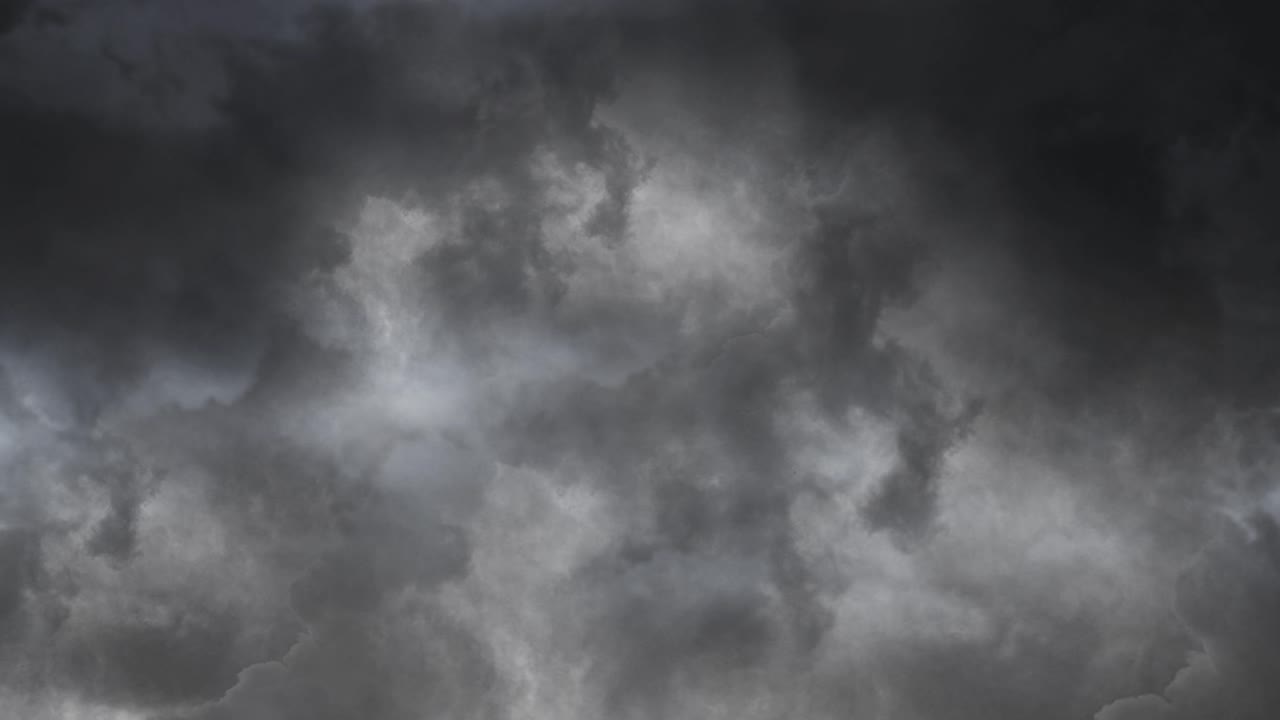 Badai petir, awan hitam pekat badai saat badai dahsyat dalam selang waktu