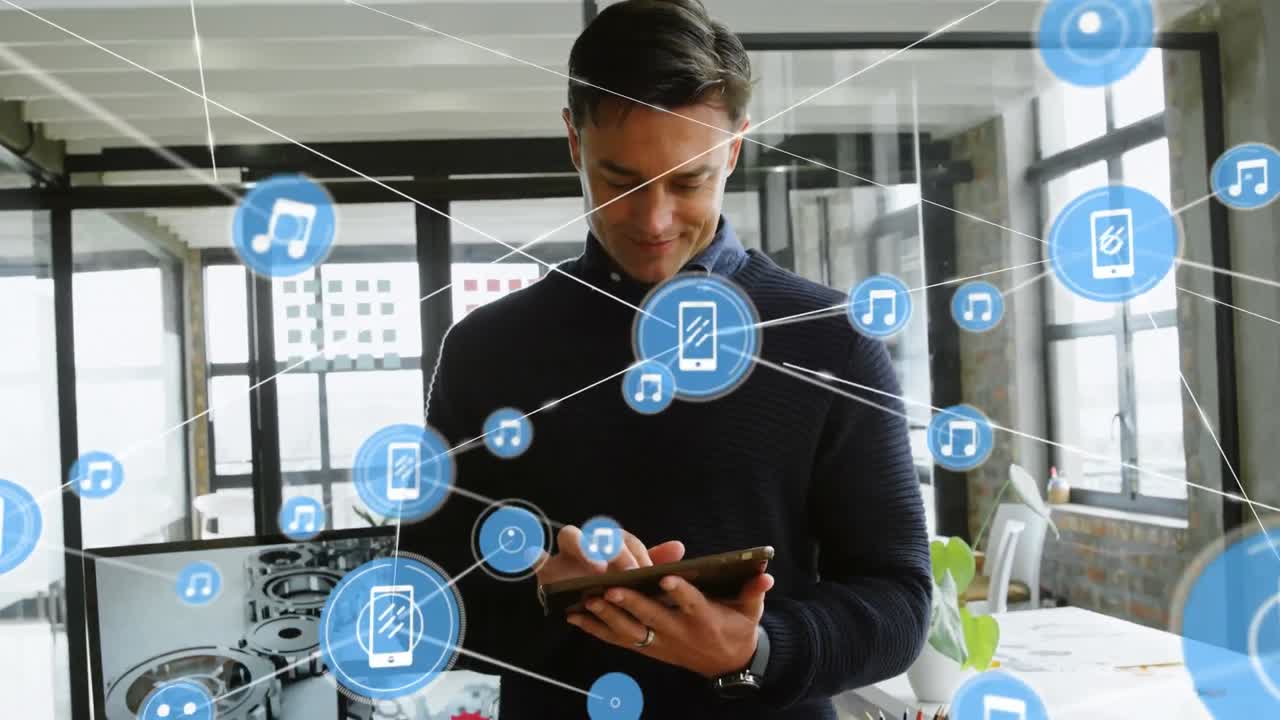 red de iconos digitales contra un empresario caucásico que usa tableta digital en la oficina