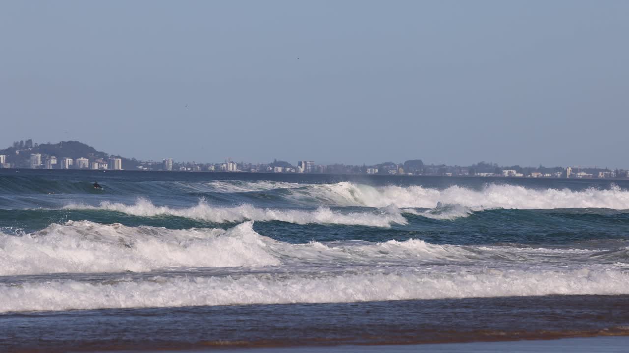 해변을 향해 굴러가는 일관된 파도