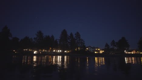 Cálidos-Reflejos-De-Luz-De-La-Casa-En-Una-Arena-Mojada-En-La-Noche-Estrellada,-Tofino,-Canadá