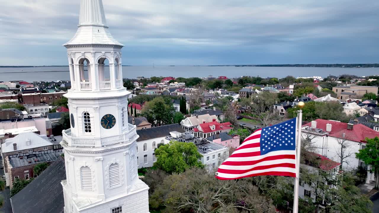 iglesia aérea de st michaels y bandera americana en charleston sc, carolina del sur