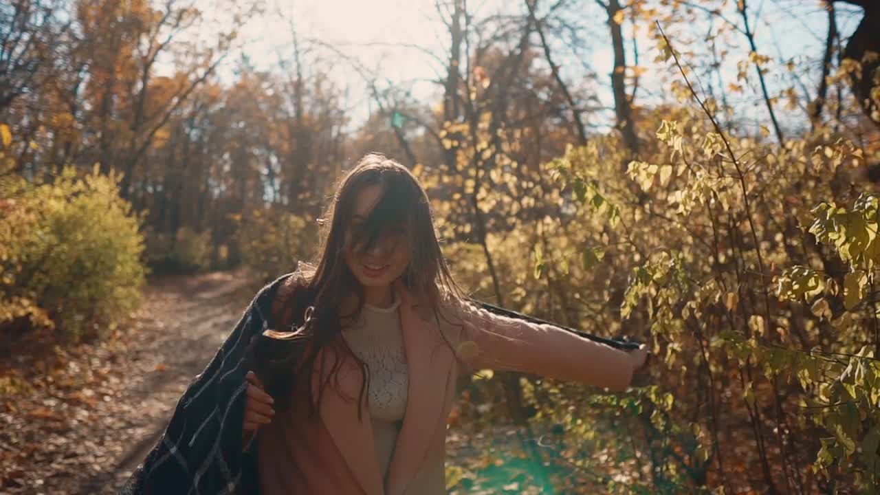 Donna che passeggia in un bosco in autunno