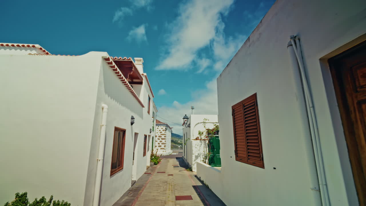 pintoresco callejón blanco de un pueblo en las islas canarias