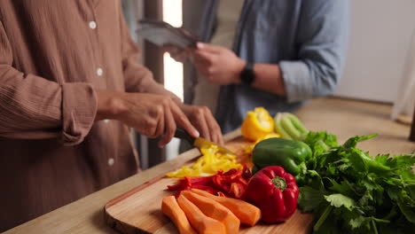 una pareja cocinando juntos.