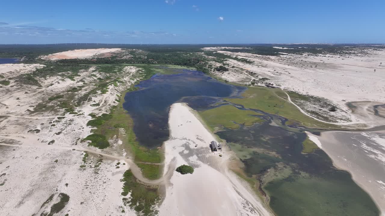Lagoinhan siluetti Paraipabassa, Cearássa, Brasiliassa. Luonnonmaisema. Kauniit hiekkadyynit. Lagoinhan siluetti Paraipabassa. Sadevesijärvet. Almecegas-järvi. Kesäloma. Brasilian koillisosat