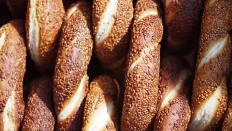una pila de simit turco