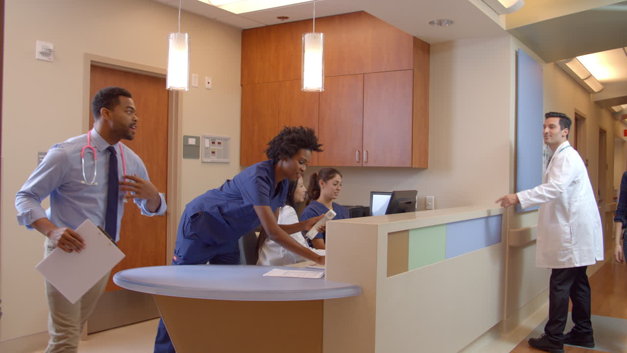 Equipe Médica Em Estação De Enfermagem Movimentada No Hospital, Filmado Em R3D