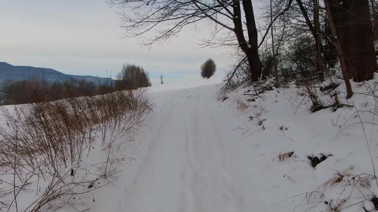 Sentiero innevato attraverso le montagne