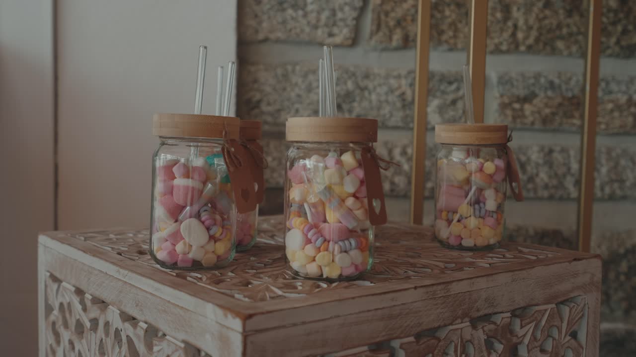 장식용 병에 담긴 달콤한 간식들이 축하를 위해 준비되었어요