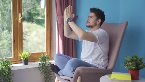 hombre en meditación frente a la ventana.