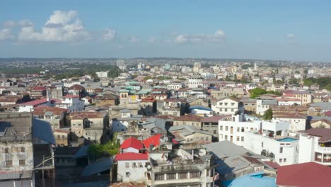 vista de la ciudad de piedra de zanzíbar con drones