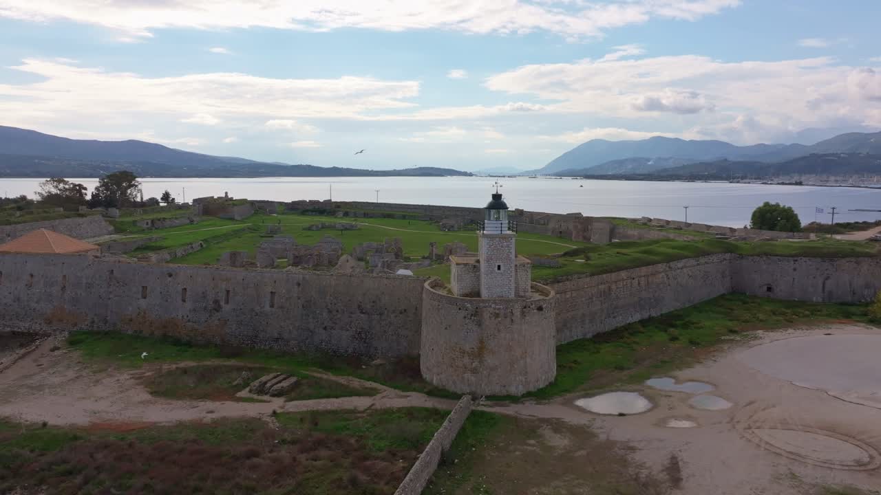 Costa fortificata illuminata a giorno, Lefkada, Grecia