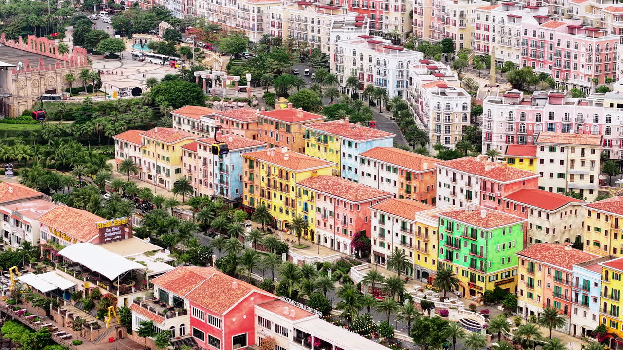 Isola di Phu Quoc, Vietnam. Ripresa con drone di una funivia e di edifici colorati a Sunset Town, attrazione turistica.