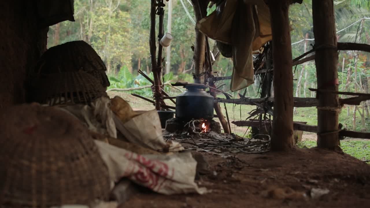 cocinar a fuego abierto en una casa de madera