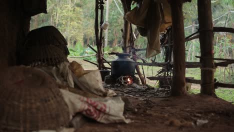 Cocinar-A-Fuego-Abierto-En-Una-Casa-De-Madera