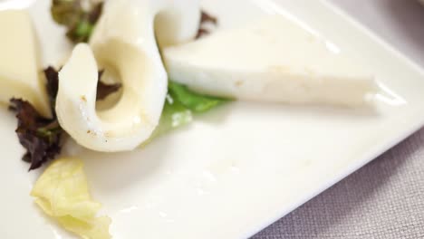 queso a la parrilla y aperitivo para ensaladas