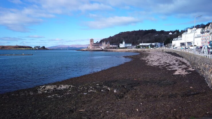 Bassa marea sulla spiaggia di Oban in una giornata calma e soleggiata.