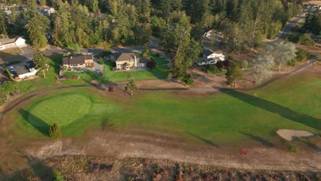 Vista-Aérea-De-Las-Casas-Que-Rodean-El-Putting-Green-De-Un-Campo-De-Golf