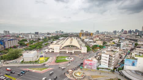 4k time lapse: tráfico en la estación de tren de bangkok en bangkok, tailandia.