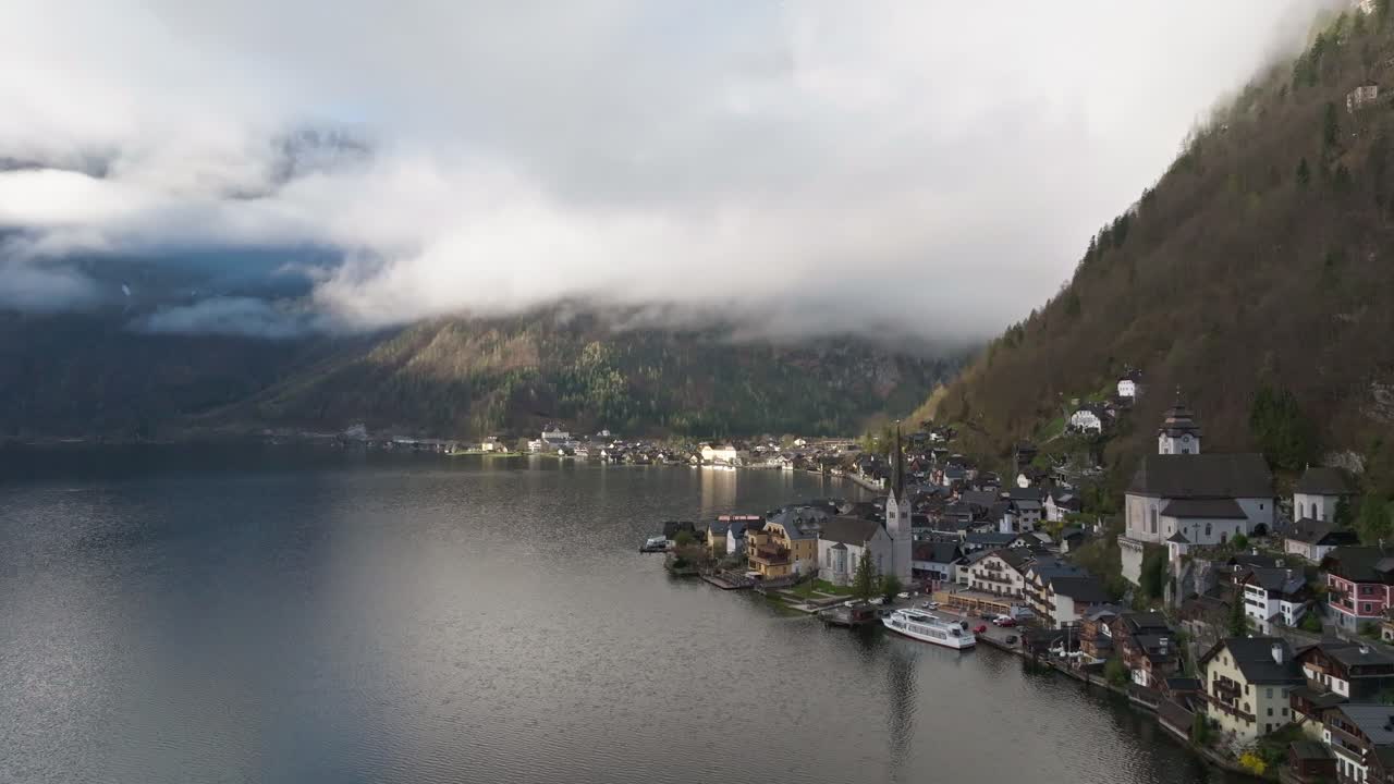 Ripresa orbitale cinematografica lenta su Hallstatt, Austria
