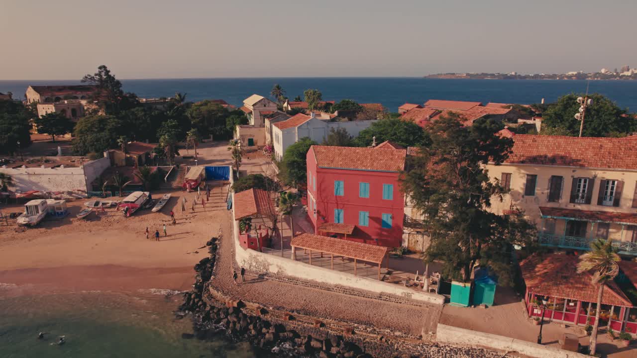 Vista aérea de la Isla de Gorea, Patrimonio de la Humanidad por la UNESCO, mágica de día con un atardecer mágico